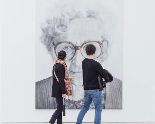 항해는 시작되었고, 부드럽고 푸른 하늘과 잔잔한 바다와 함께 했습니다.